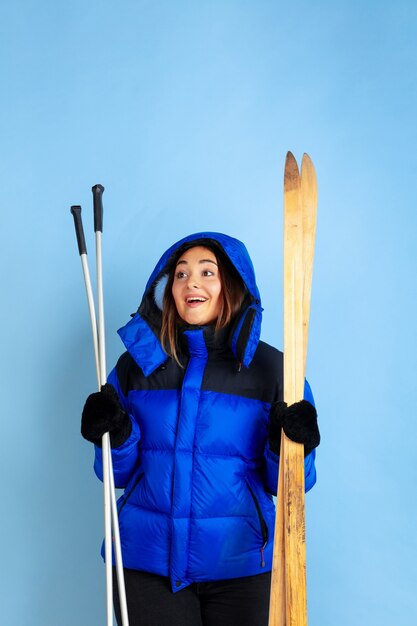 Amante de Skii. Retrato de mujer caucásica en estudio azul