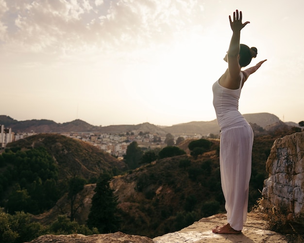 Foto gratuita amante del yoga en la naturaleza