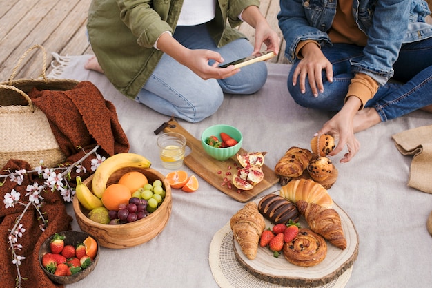 Amantes de la comida con deliciosa comida de alto ángulo.