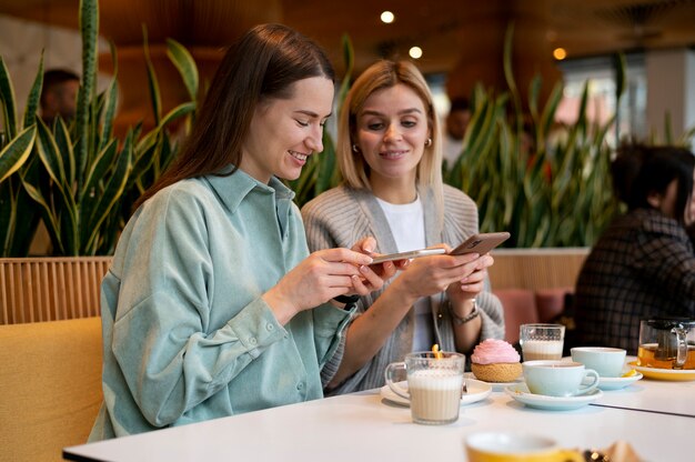 Amantes de la comida tomando fotos de sus postres