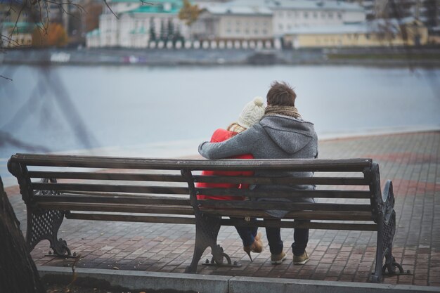 Amantes sentados en un banco