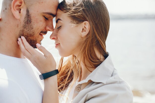 los amantes tiernos y felices están pasando un buen rato en el lago