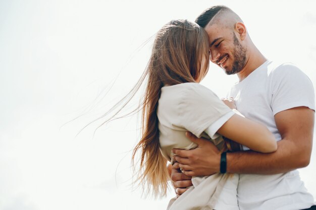 los amantes tiernos y felices están pasando un buen rato en el lago