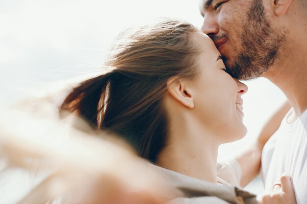 los amantes tiernos y felices están pasando un buen rato en el lago