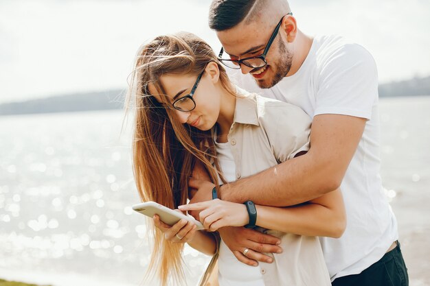 los amantes tiernos y felices están pasando un buen rato en el lago