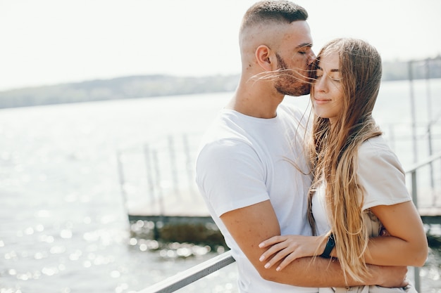 los amantes tiernos y felices están pasando un buen rato en el lago