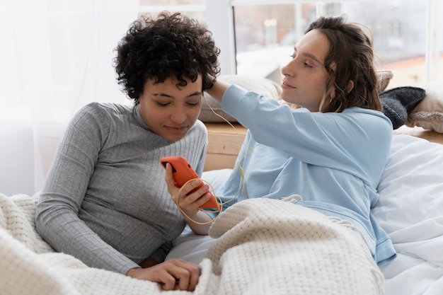 Foto gratuita amantes de tiro medio acostados en la cama