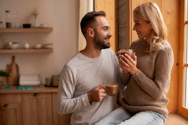 Amantes del tiro medio con bebidas calientes