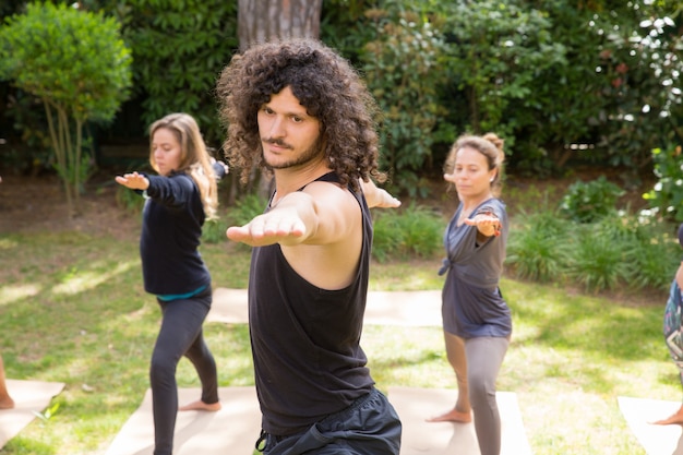 Los amantes del yoga disfrutan entrenando en el parque.