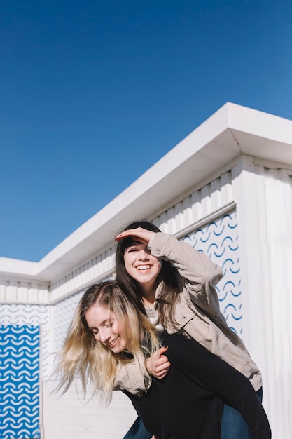 Foto gratuita amar a las mujeres felices en un día soleado