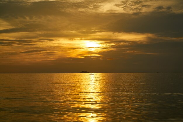 amarilla de fiesta del mar agitando la salida del sol