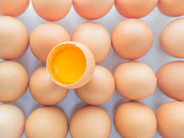 Amarillo huevos separados mercado blanco