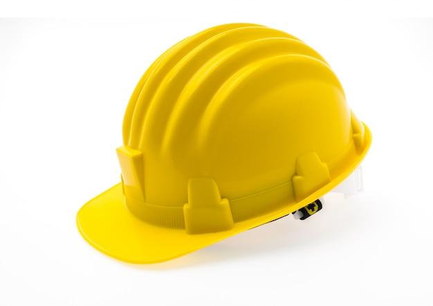 Amarillo de plástico duro Casco de la construcción en el fondo blanco.