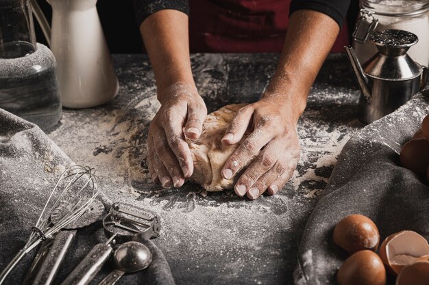 Amasar la composición de la masa en la parte superior de la panadería