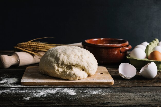 Amasar la masa con los ingredientes en la mesa de madera.