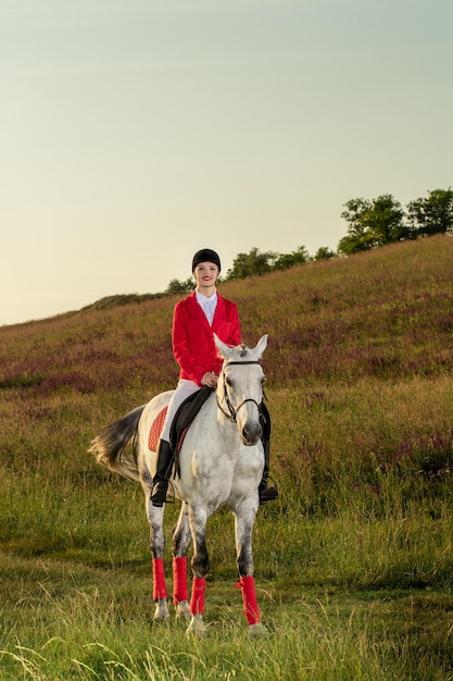 La amazona de un caballo rojo. Equitación. Las carreras de caballos. Jinete a caballo.