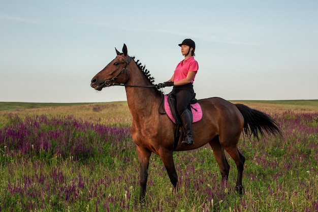 Amazona jockey en uniforme a caballo al aire libre