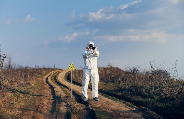 Ambientalista de pie en la carretera con símbolo de peligro de veneno