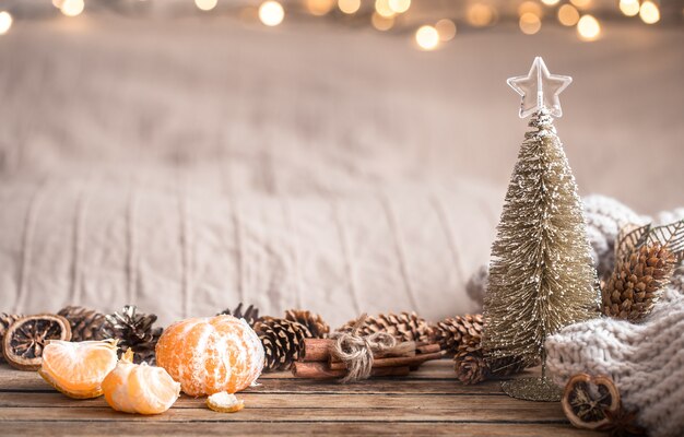 Ambiente acogedor navideño festivo con decoración del hogar y mandarinas sobre un fondo de madera, concepto de confort en el hogar