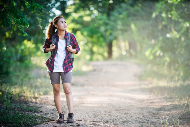 ambiente adulto joven caminar al aire libre de atletismo