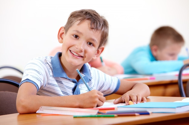 Foto gratuita ambiente escolar positivo