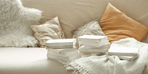 Ambiente hogareño acogedor con libros en el interior de la habitación.