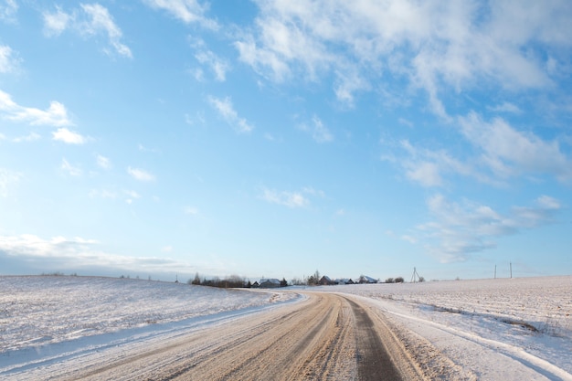 Ambiente de invierno cubierto de nieve