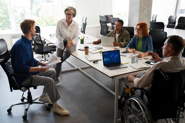 Foto gratuita ambiente de trabajo inclusivo en un trabajo de oficina