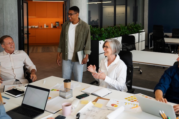 Foto gratuita ambiente de trabajo inclusivo en un trabajo de oficina