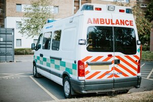 Foto gratis ambulancia británica estacionada en un estacionamiento.
