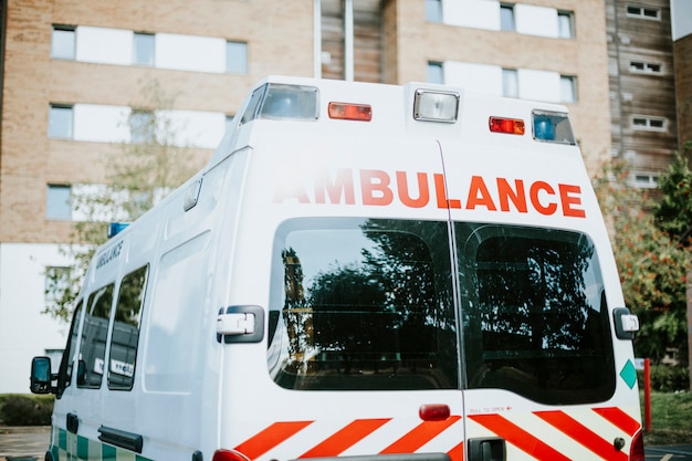 Ambulancia británica estacionada en un estacionamiento.