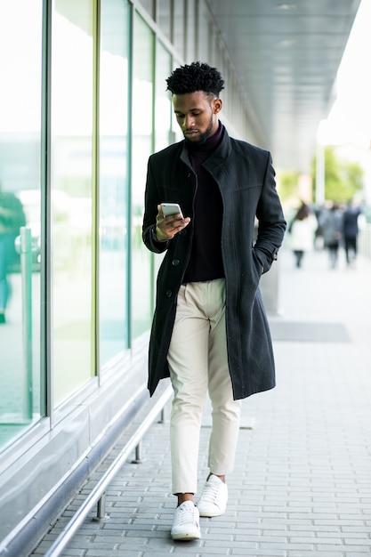 American hombre de negocios africano feliz hombre