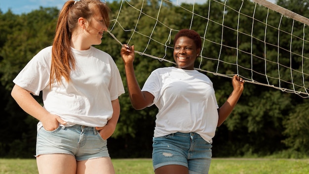 Amigas al aire libre con net