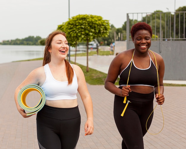 Amigas al aire libre tratando de hacer ejercicio