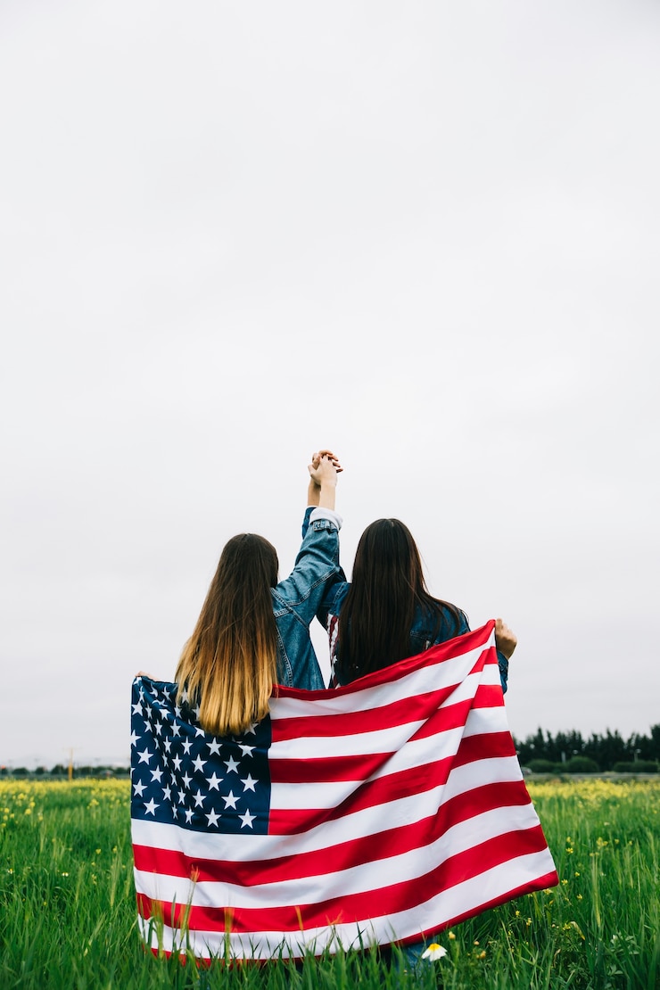 Foto gratuito amigas con bandera cogidos de la mano