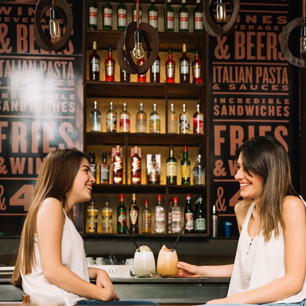 Amigas en el bar