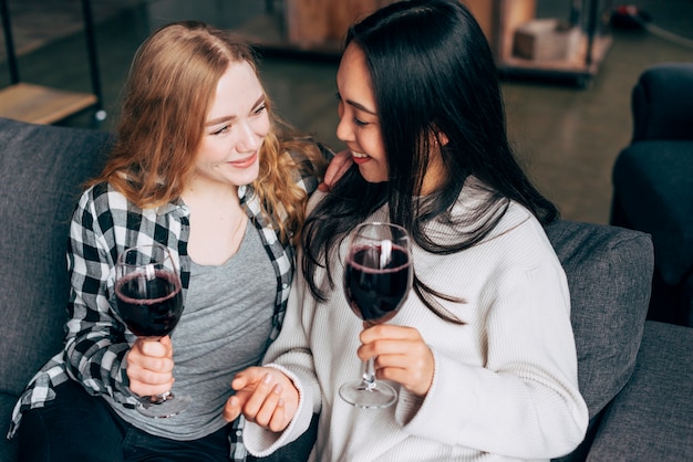 Amigas bebiendo vino tinto