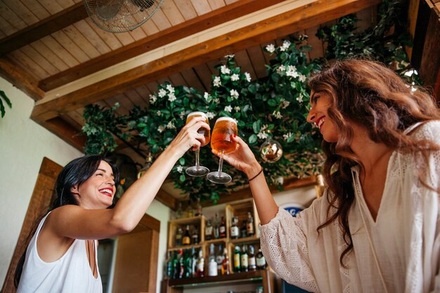 Amigas brindando con cerveza