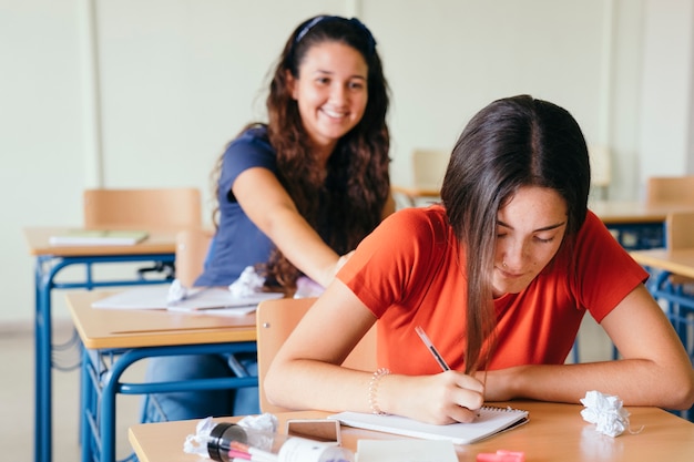 Foto gratuita amigas bromeando durante la clase