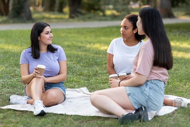 Foto gratuita amigas con café juntos en el parque