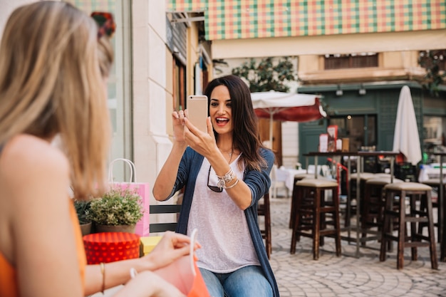 Foto gratuita amigas en cafetería