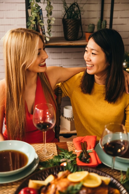 Amigas en cena de navidad