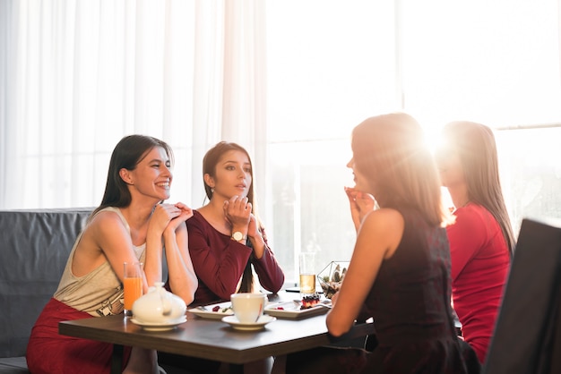 Amigas cenando en un restaurante