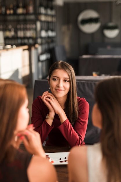 Amigas cenando en un restaurante