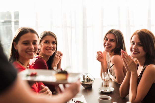 Amigas cenando en un restaurante