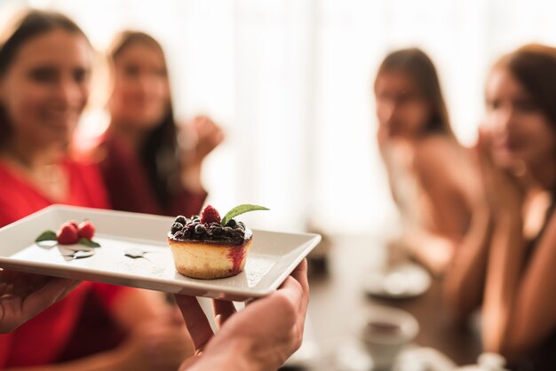 Amigas cenando en un restaurante