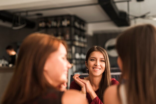 Amigas cenando en un restaurante