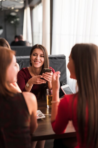 Amigas cenando en un restaurante