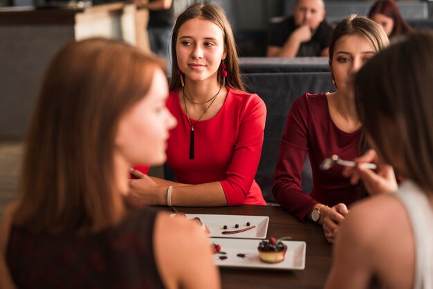 Amigas cenando en un restaurante