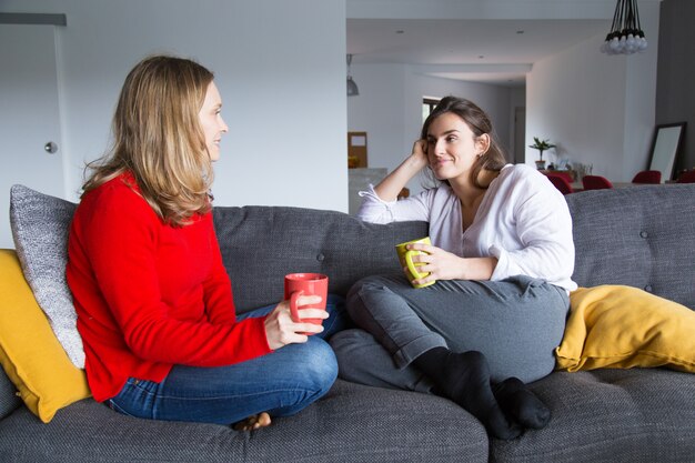 Amigas charlando con una taza de café